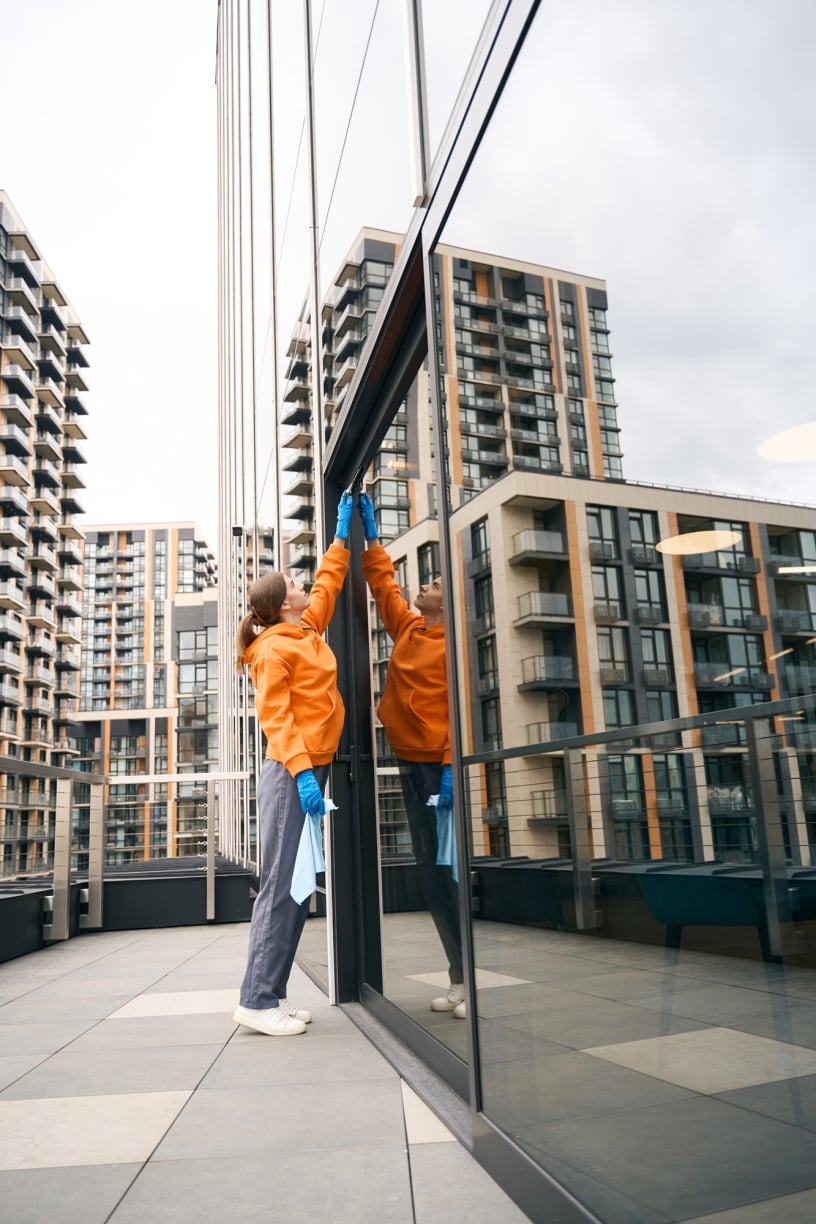 Gebäudereinigung im Detail: Die Bedeutung einer regelmäßigen Glas- und Fassadenreinigung